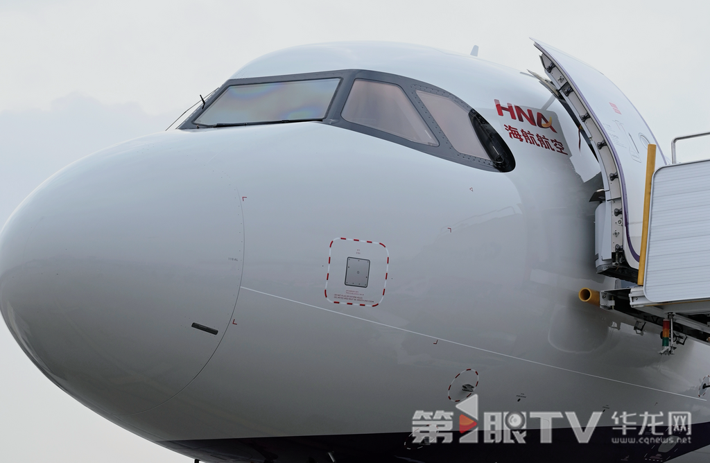 The windscreen design of the A319neo resembles sunglasses