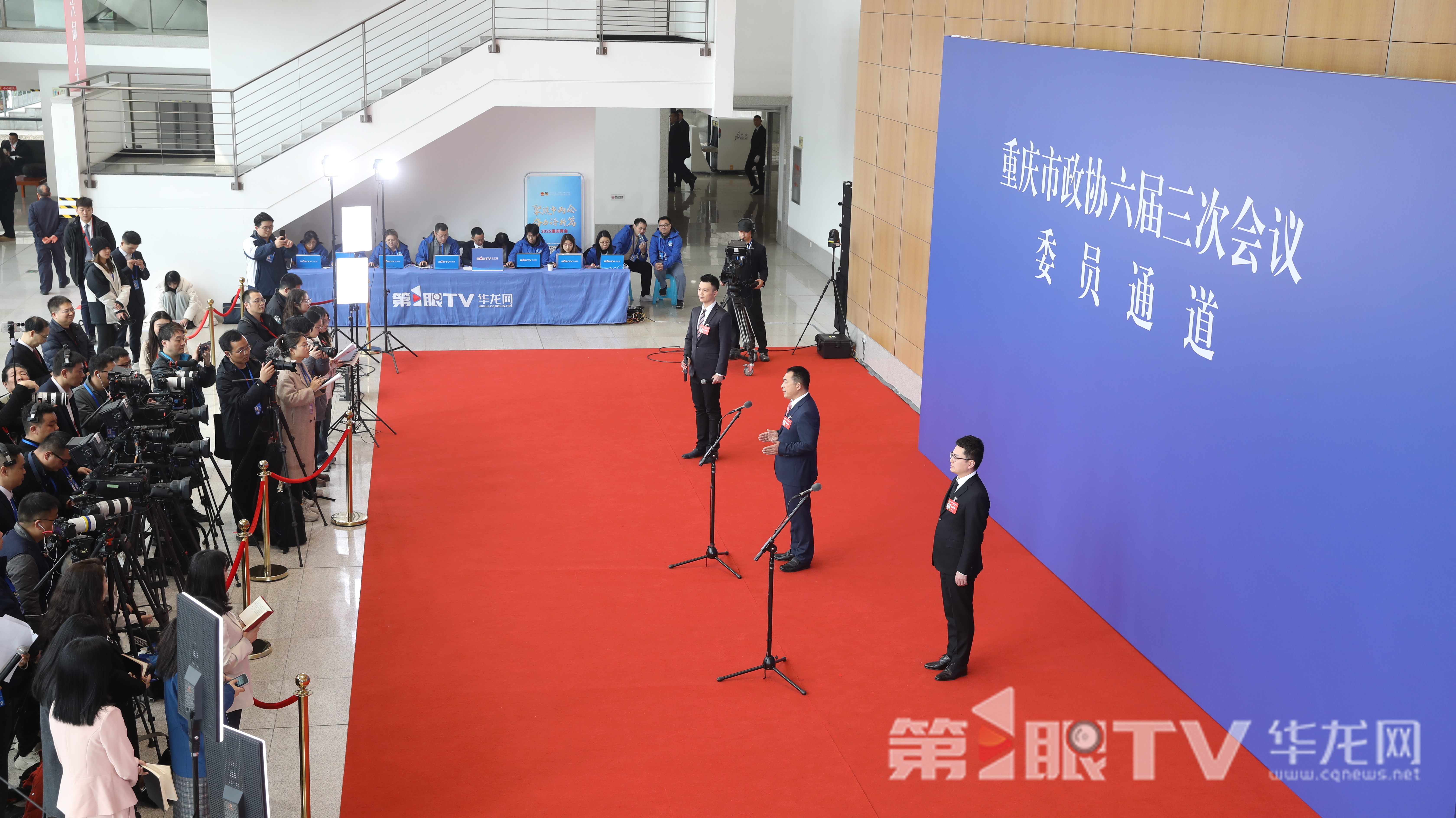 重庆市政协六届三次会议“委员通道”现场。 第1眼TV-华龙网记者 李文科 摄