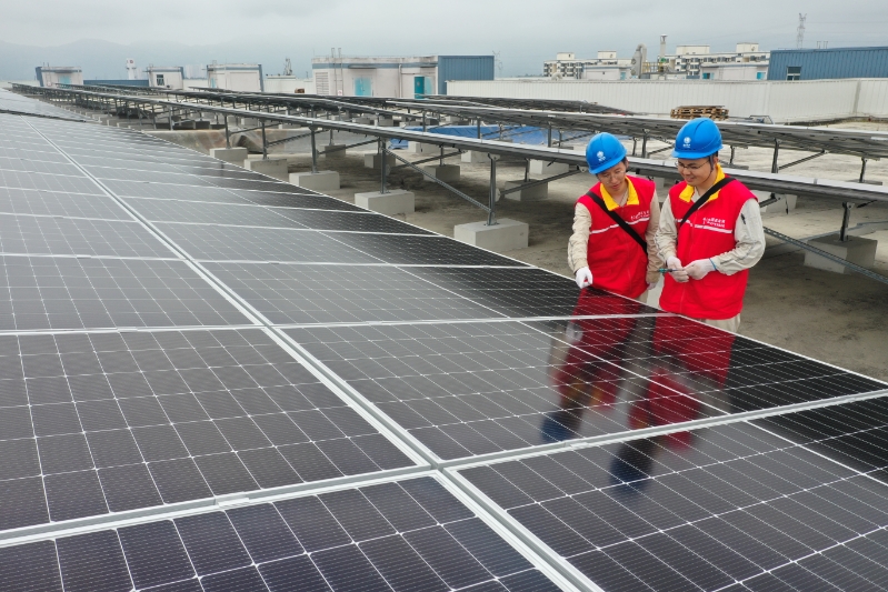 國網(wǎng)重慶璧山供電公司員工在重慶比亞迪鋰電池有限公司屋頂光伏電站巡視光伏發(fā)電設(shè)備。蔣佩 攝