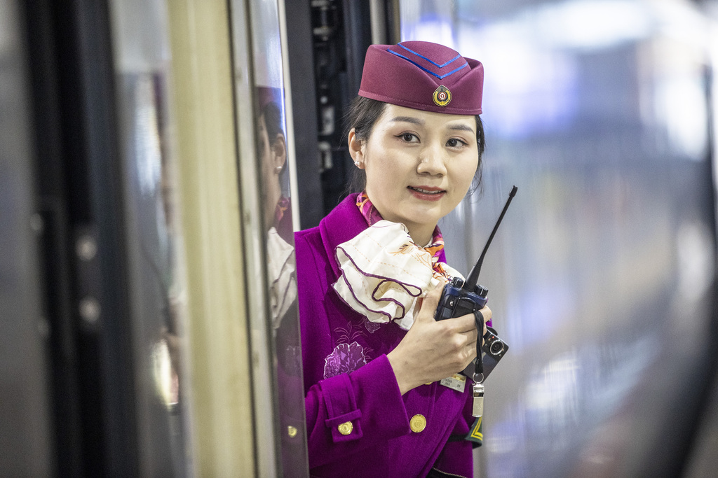 2025年1月17日,乘警祁悅在站臺上迎接旅客的到來。胡勇 攝