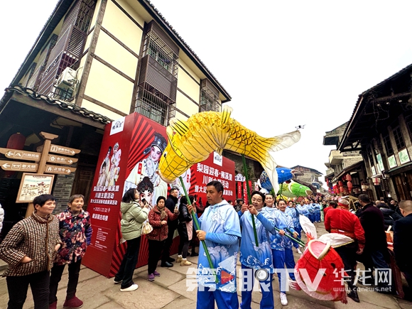 雍溪老街举行鲤鱼灯舞表演。第1眼TV-华龙网记者 刘岱松 摄