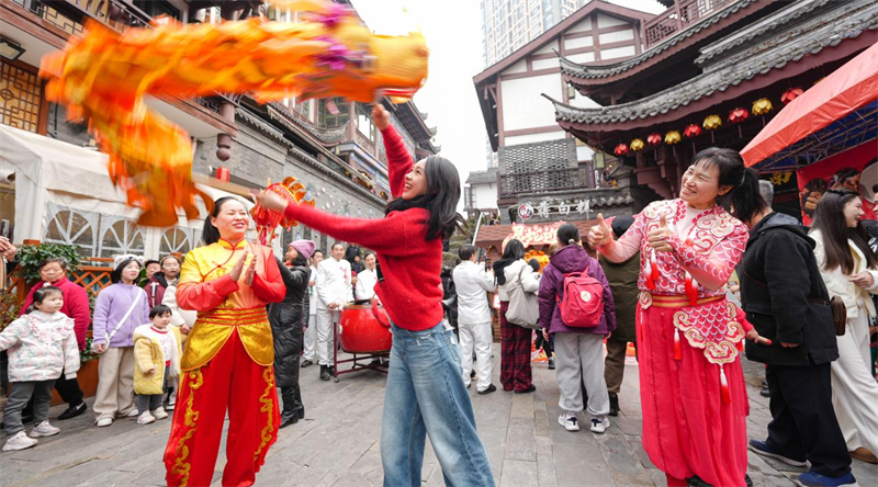 游客體驗姜家舞龍。方霞 鄒露 攝