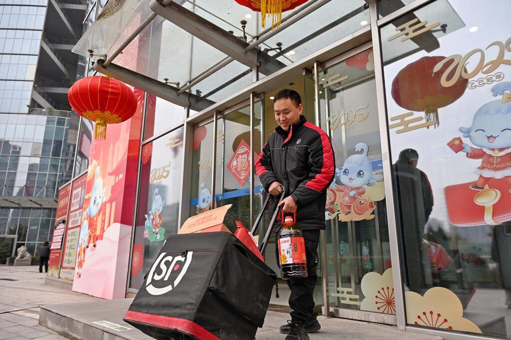 正在送快遞的周光川。汪彥彤 攝