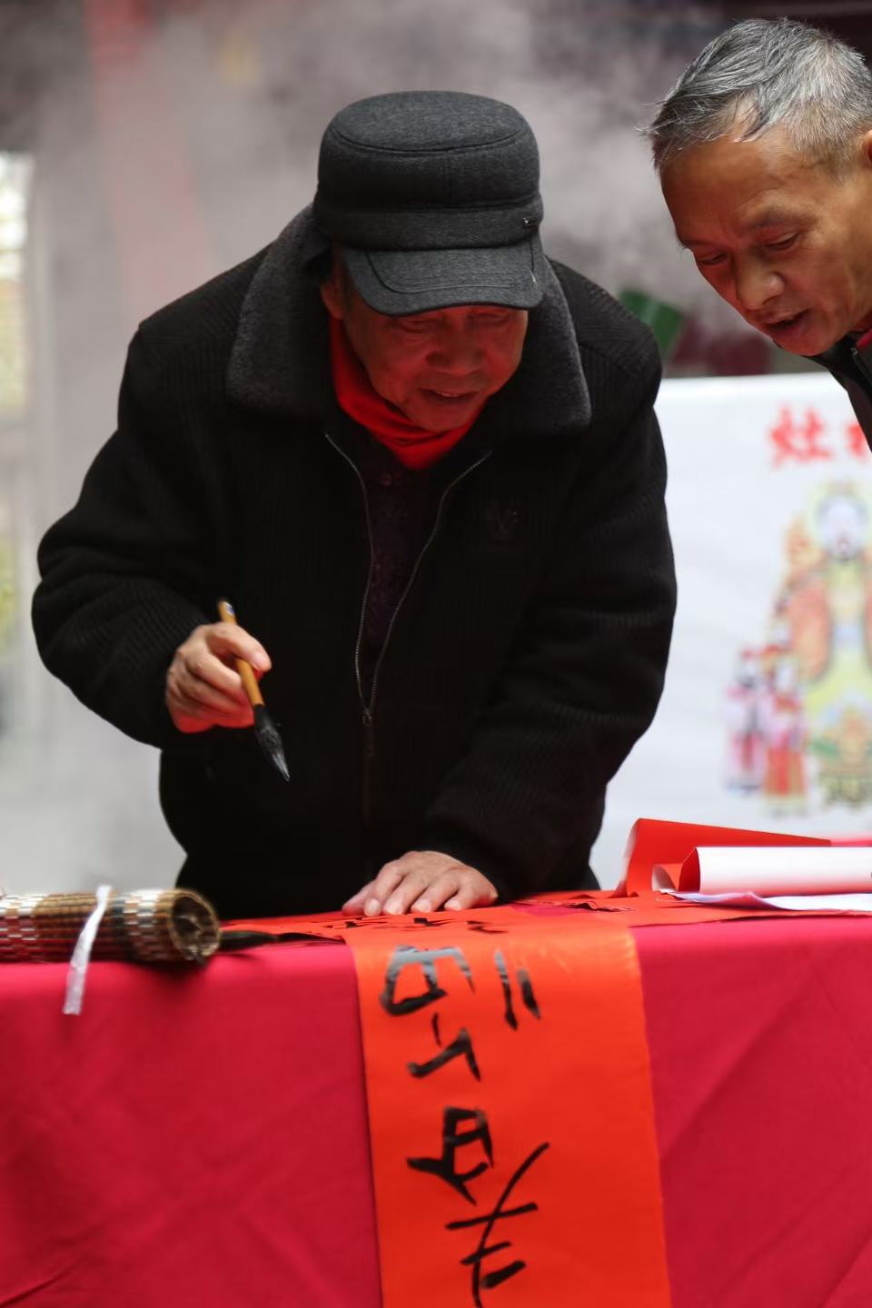 景區老人一起寫春聯、吃長街宴。受訪者供圖