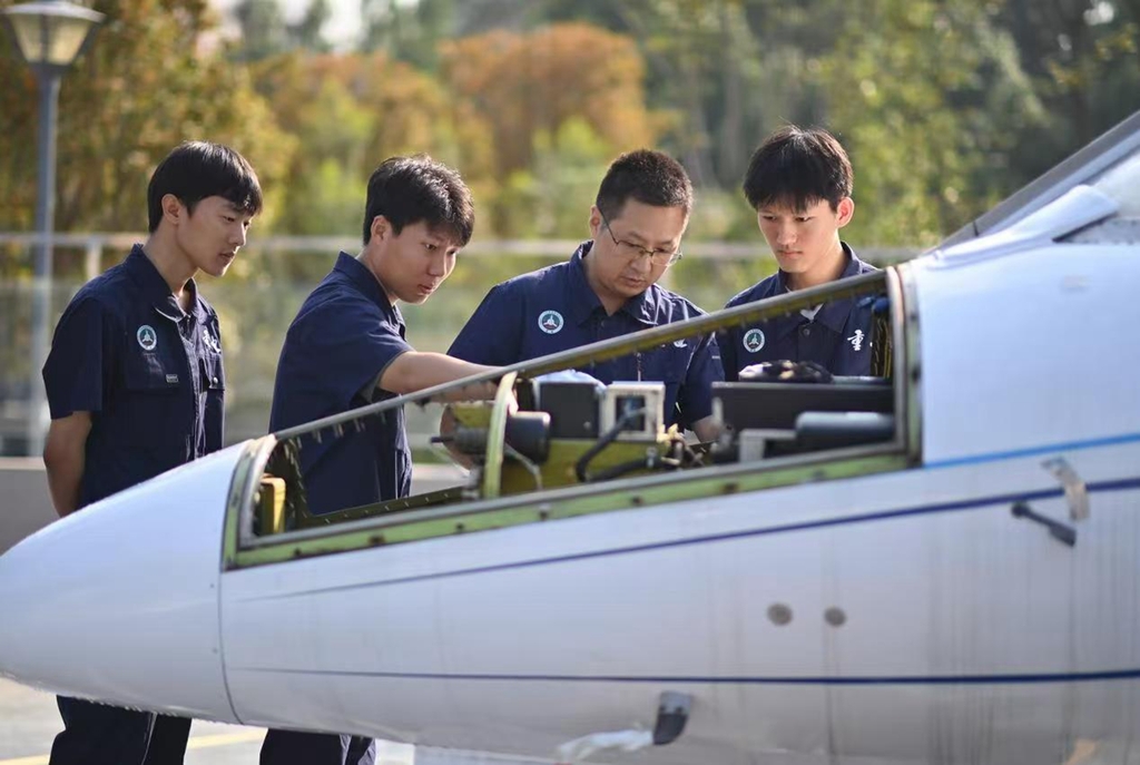 重庆电子科技职业大学教师向学生讲解飞机通讯与导航系统检查方法 学校供图