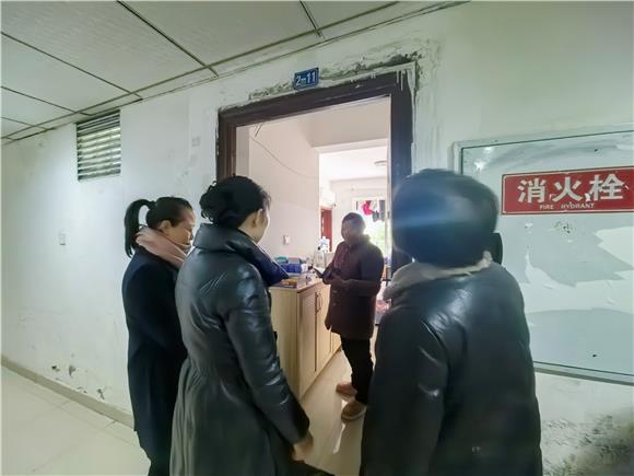 檢查人員正在入戶檢查。香爐山街道供圖