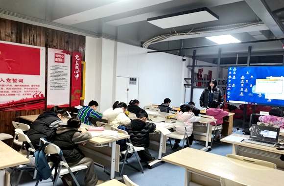 志愿者輔導兒童寒假作業。兩路街道辦事處供圖 第一眼TV-華龍網發
