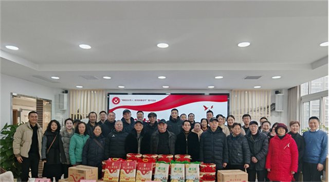 集中慰問合影。龍山街道辦事處供圖