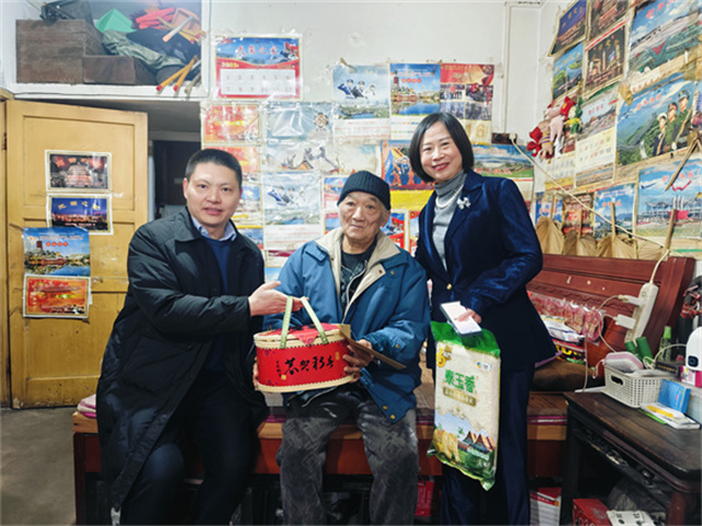 走訪慰問困難退役軍人張貼春聯。龍山街道辦事處供圖