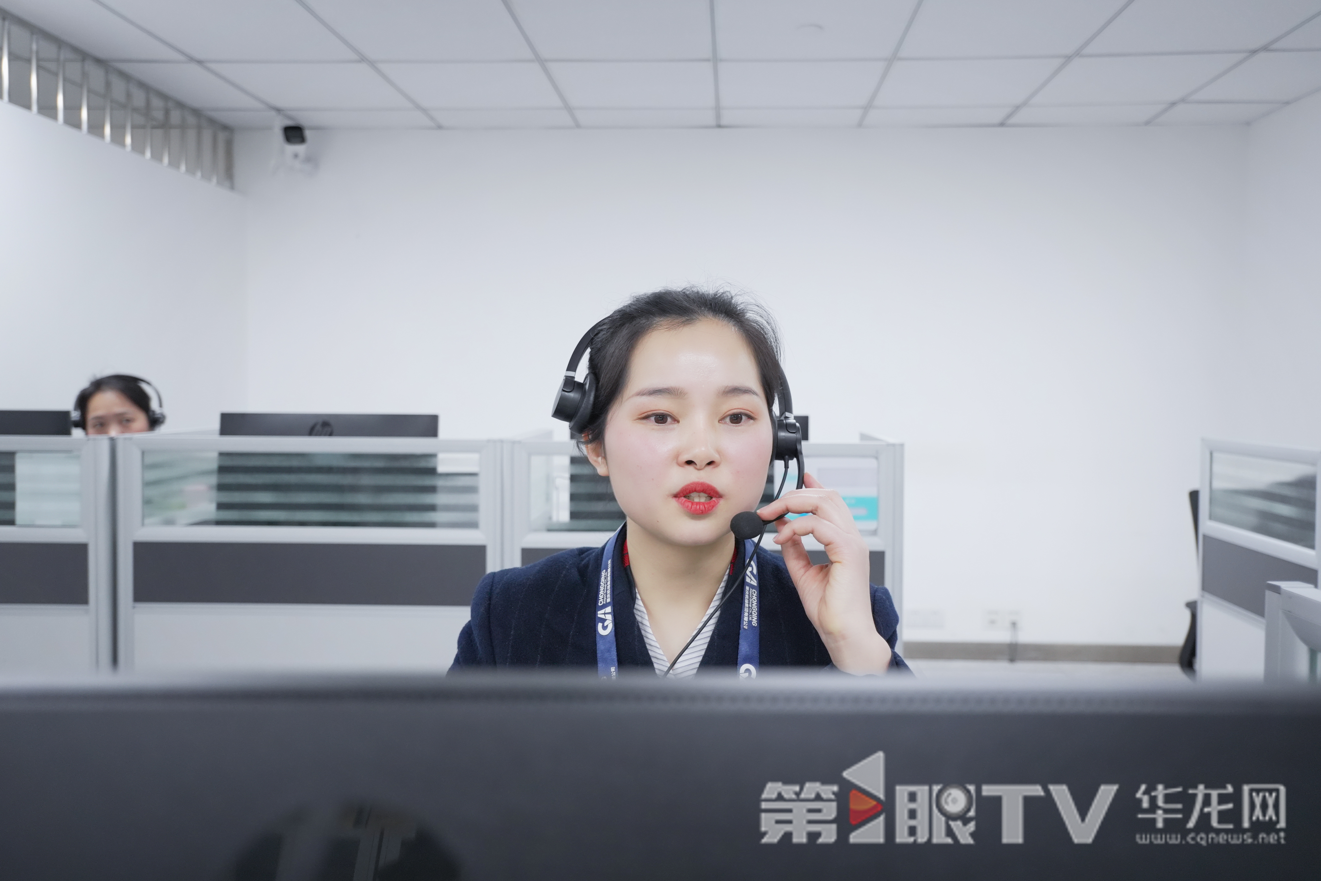 重慶江北國際機場客服呼叫中心話務員金文蓮正在接聽旅客來電。第1眼TV-華龍網記者 李一鳴 攝