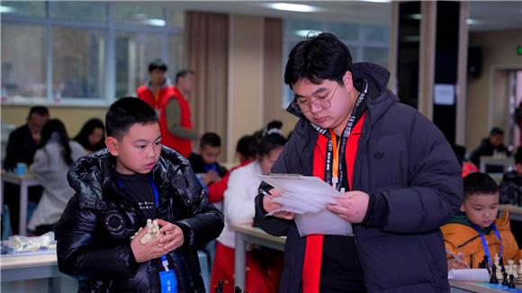 評委正在核對成績。金鳳鎮供圖