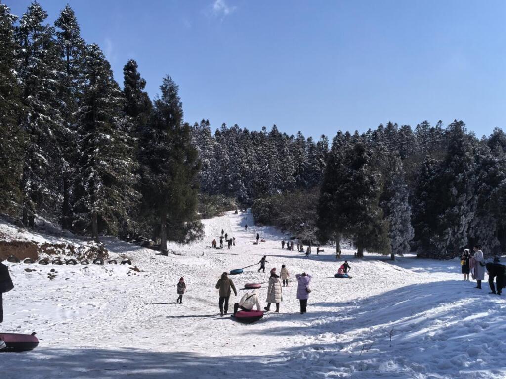 近期，彭水縣摩圍山迎來冰雪季，霜花綴滿枝頭，山野銀裝素裹。眾多游客到摩圍山賞雪、滑雪，享受“冰雪”快樂。景區供圖