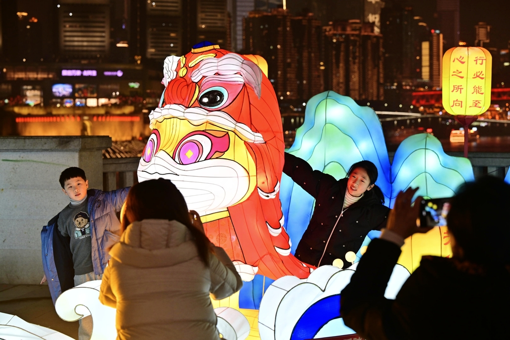 The Snake Year-themed decorations on Nanbin Road (Photographed by Guo Xu)