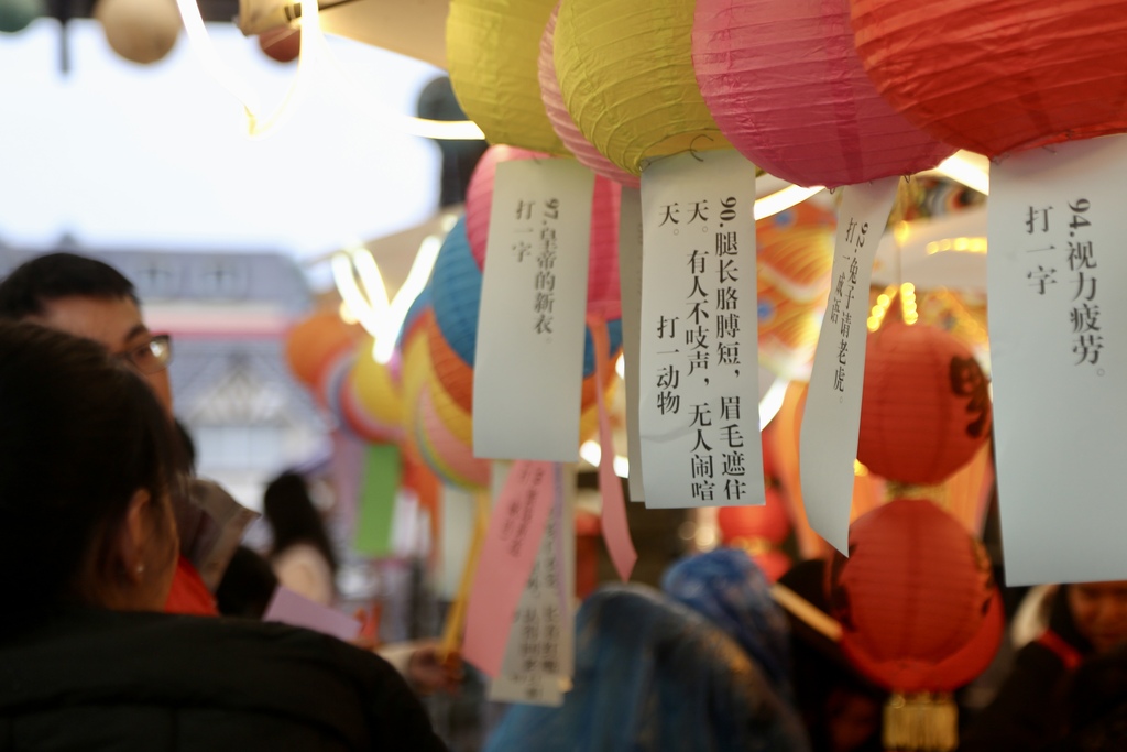 趣味十足的猜燈謎。受訪者供圖