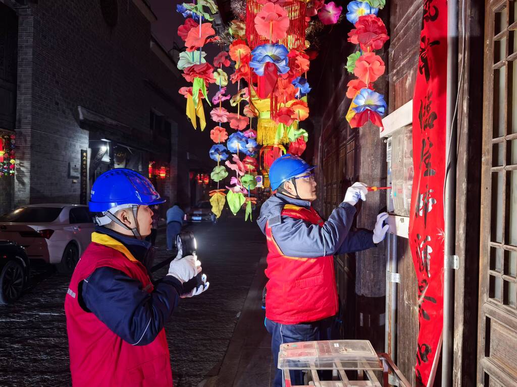 排查春節(jié)返鄉(xiāng)人員住所供電線路和表計(jì)安全隱患。通訊員 陶虹 攝