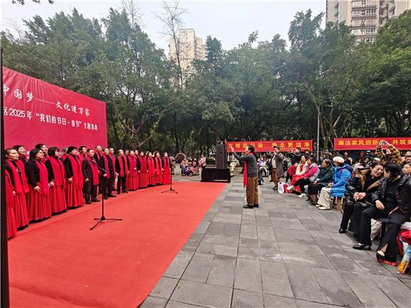 社區文藝隊伍現場合唱演出。 通訊員 丘利成 攝