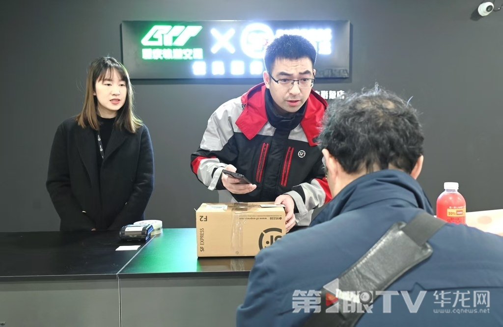 Citizens sending parcels at the rail transit stations