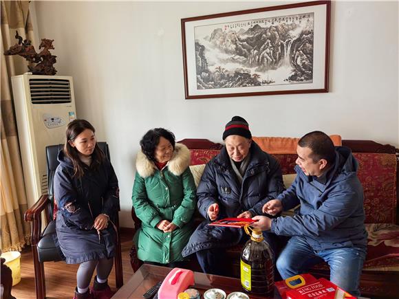 向轄區老人贈送新春年歷。 通訊員 譚維 攝