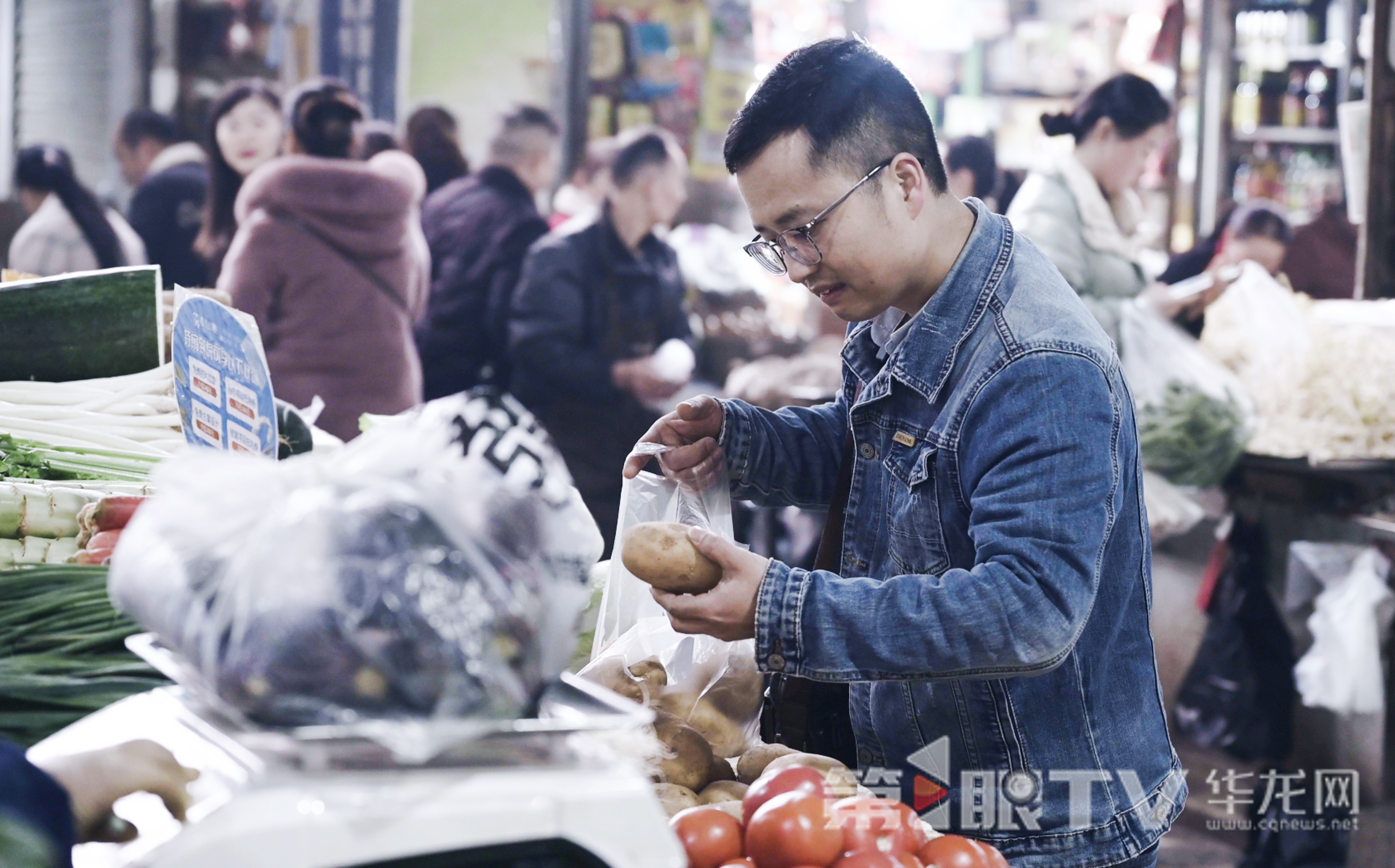 02一大早石明配就來到菜市場挑選食材。