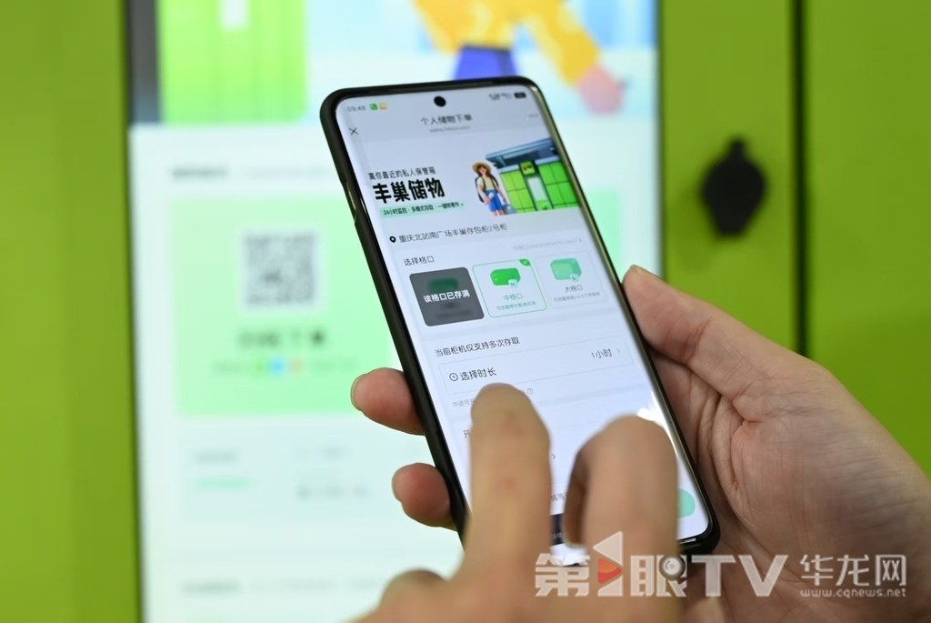 Passengers storing luggage by scanning the QR code