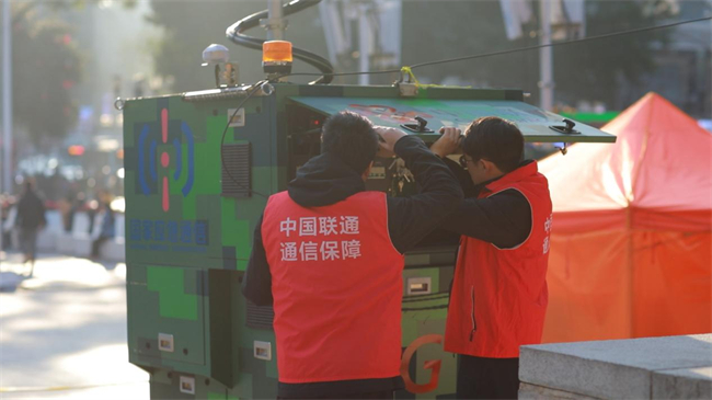工作人员进行设备检修。中国联通供图