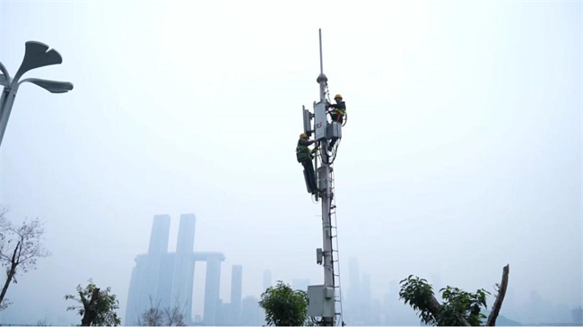 工作人员建设调试扩容站点。重庆电信供图 第1眼TV-华龙网发