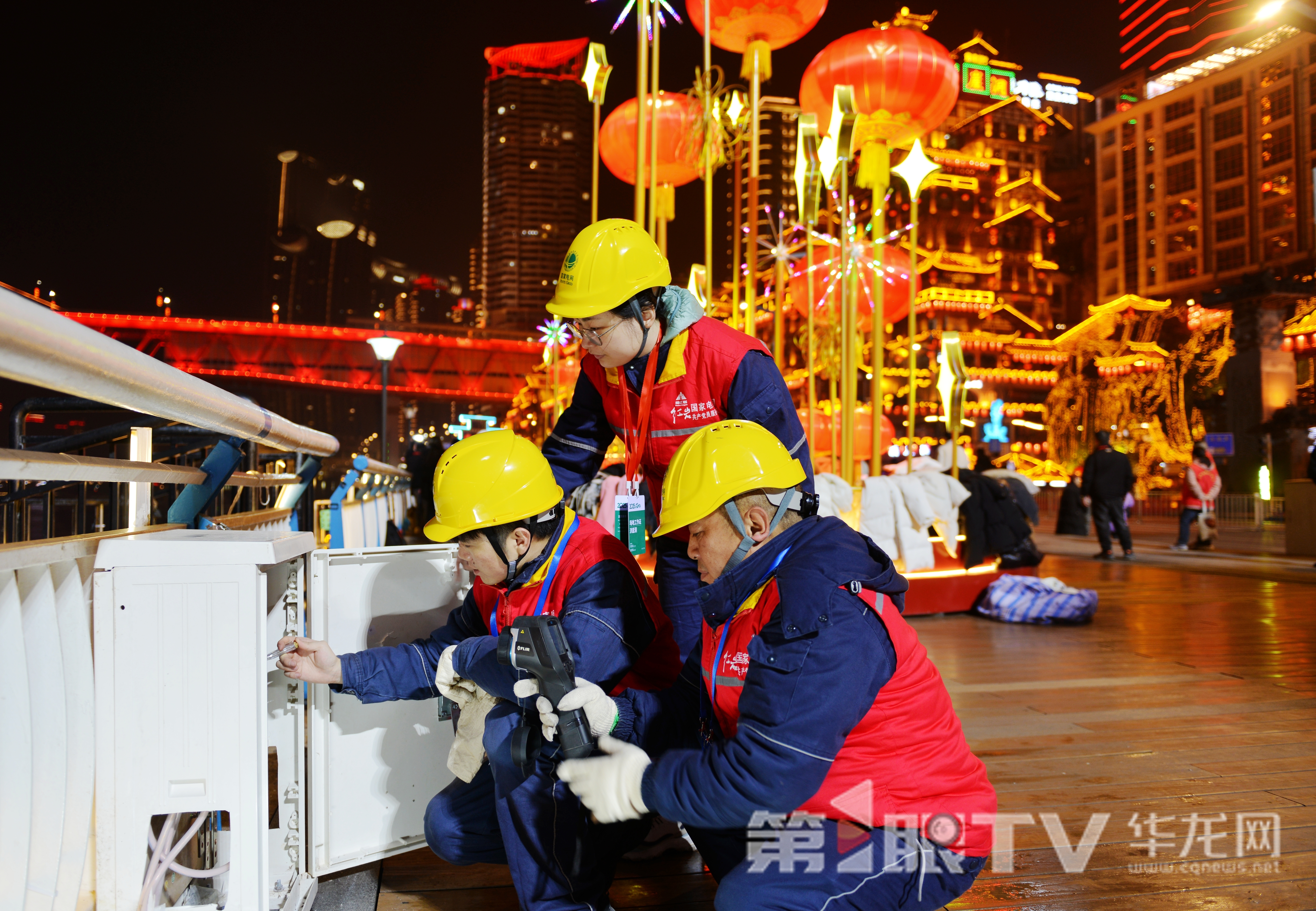 電力工人在洪崖洞巡檢燈飾供電設(shè)施。通訊員 韓薇 攝