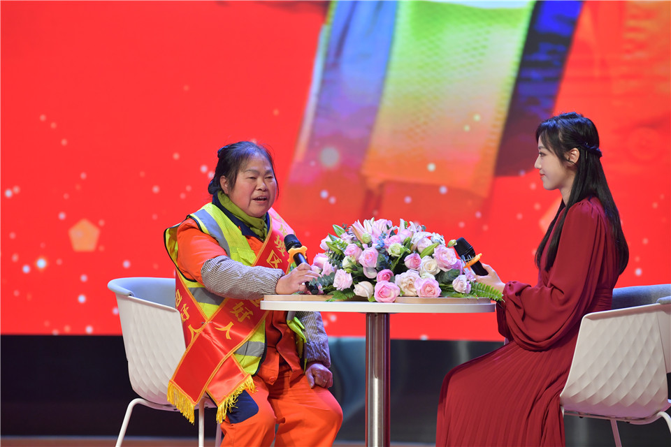 城市守信類“九龍好人”胡修翠現(xiàn)場(chǎng)微訪談。曹鳴鷗 攝