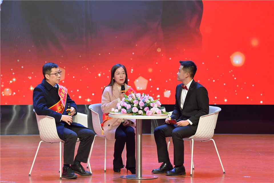 見義勇為“九龍好人”李煒 周艷榮夫妻現(xiàn)場(chǎng)微訪談。曹鳴鷗 攝