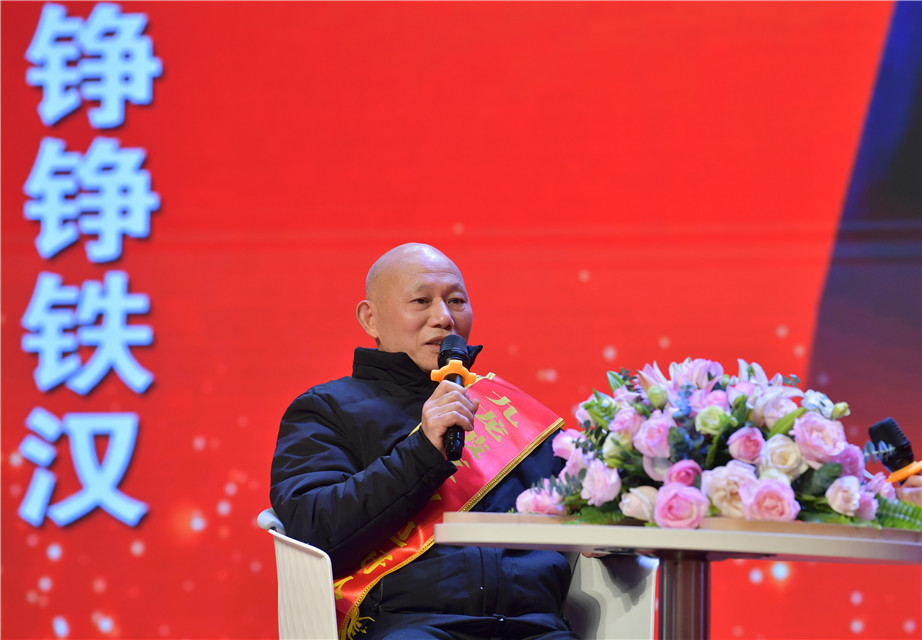 孝老愛親類“九龍好人” 謝長(zhǎng)生現(xiàn)場(chǎng)微訪談。曹鳴鷗  攝