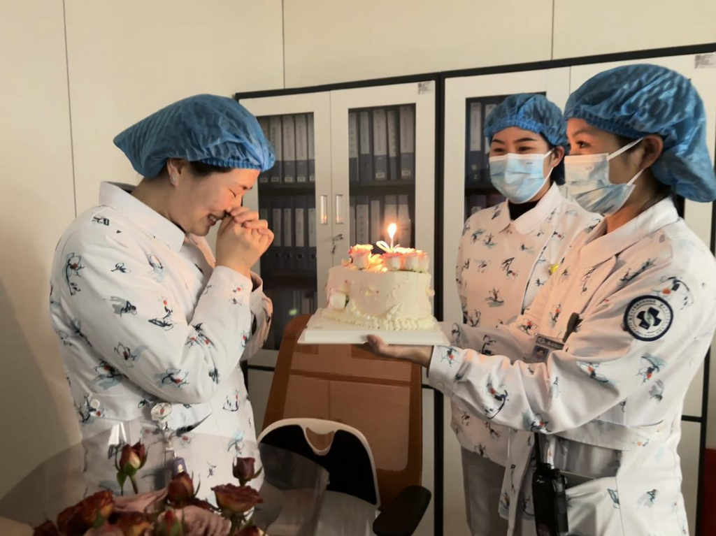值班同事為馬曉麗(左一)送上生日祝福。 重慶大學附屬沙坪壩醫院供圖