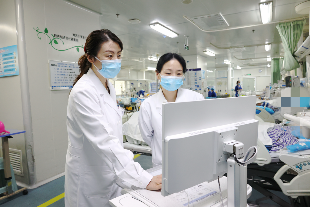兩江新區人民醫院重癥醫學科里,醫生正在調整患者治療方案。 兩江新區人民醫院供圖