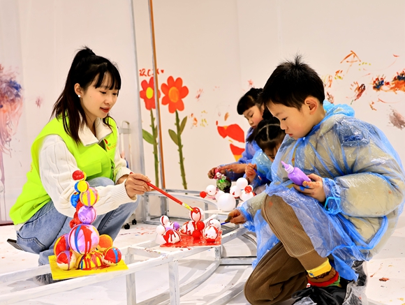 孩子们在展览上体验美术互动。主办方供图 第1眼TV-华龙网发