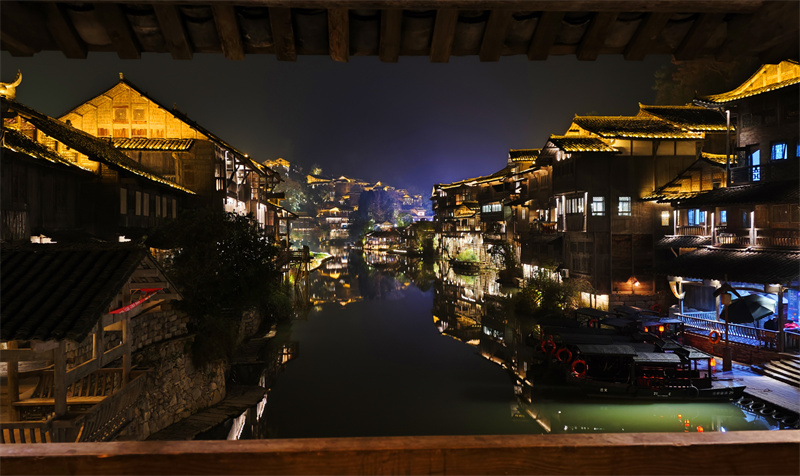 烏江寨夜景。通訊員 盧志佳 攝