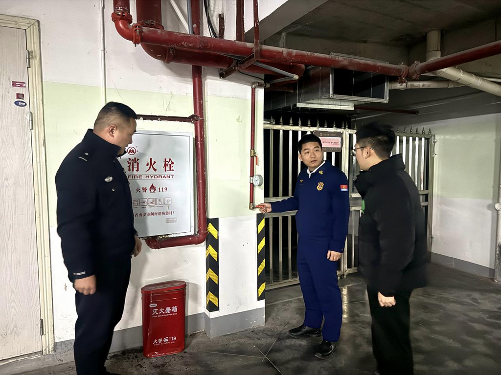 指导现场。铜梁区消防救援局供图 第1眼TV-华龙网发
