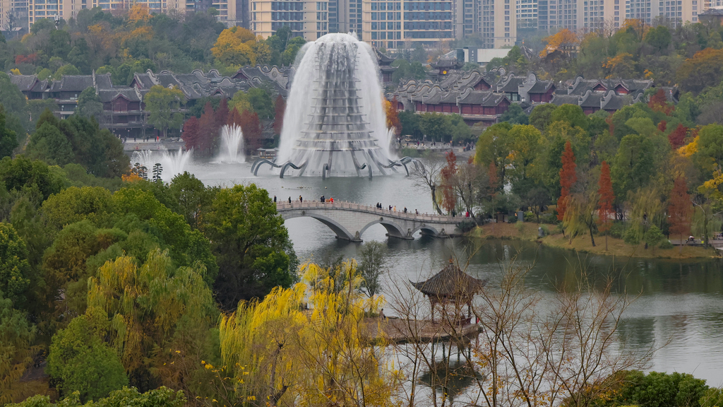 秀湖公園景色迷人。