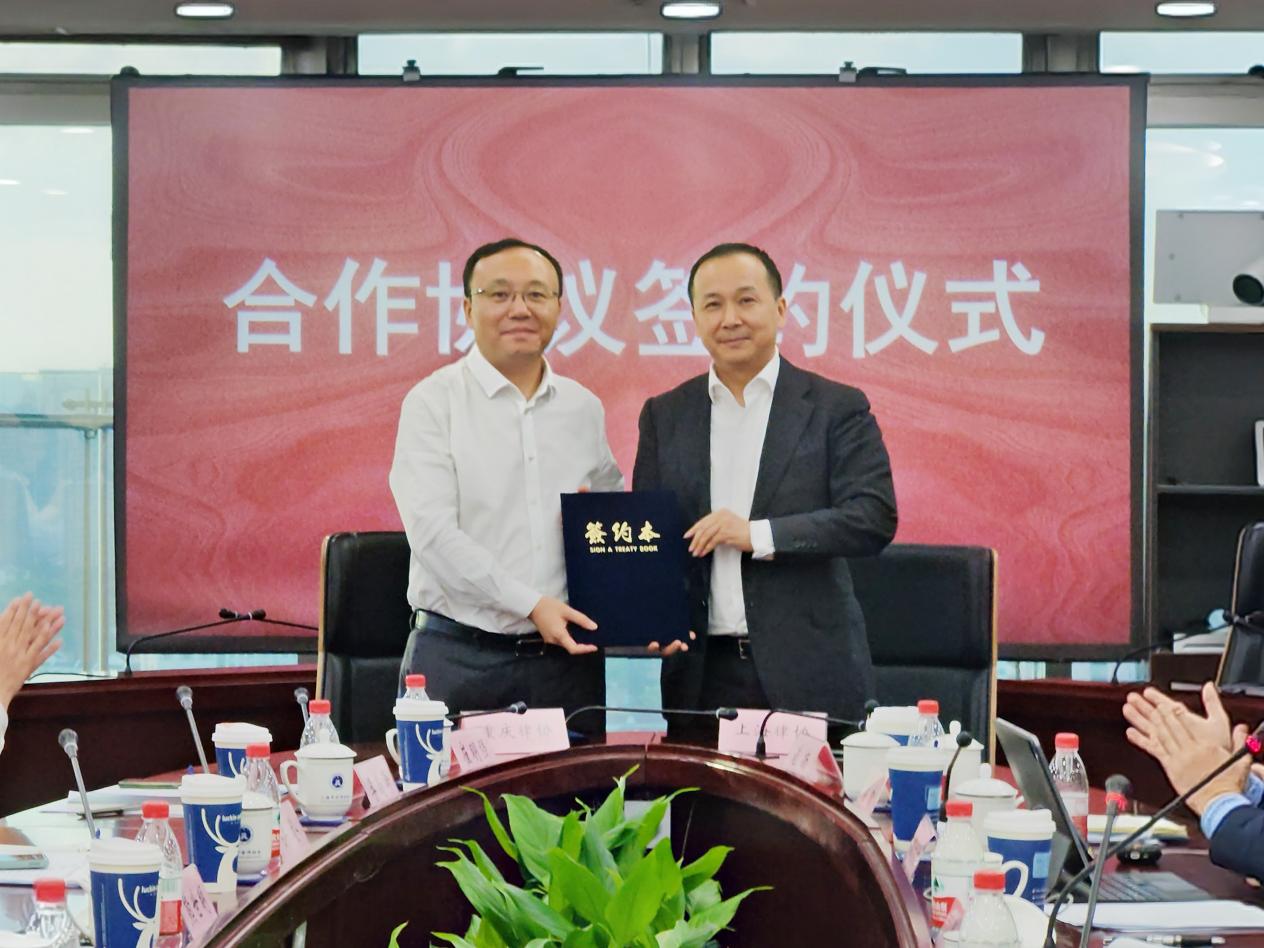 (图为上海律协签约)组团赴北京、香港、浙江、上海、广东、天津、深圳等律师行业学习行业建设先进工作经验,与上海市律协签署深化结对帮扶协议,从律协建设、律所建设、青年律师培养等方面推出多项深化结对帮扶举措。