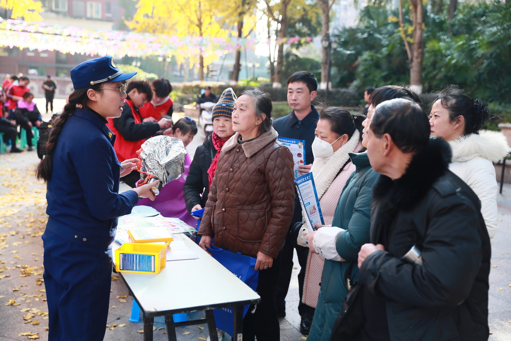 消防安全宣傳活動進社區(qū)。重慶市消防救援局供圖