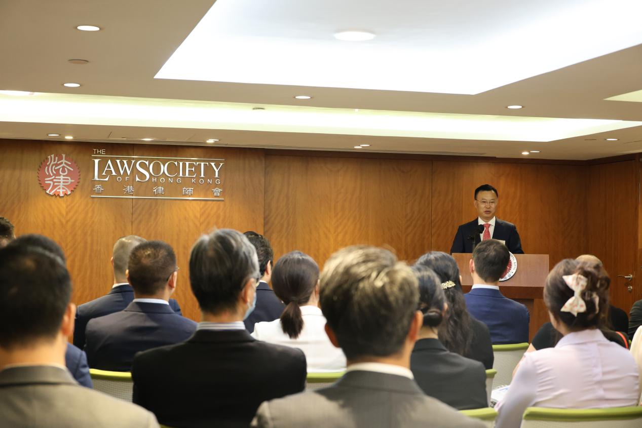 9月25日,重庆市律师协会按照市司法局党委统一部署,与香港律师会共同举办渝港律所联营合作对接交流会,这是香港律师会首次与内地律师协会围绕律所联营举办合作交流活动。