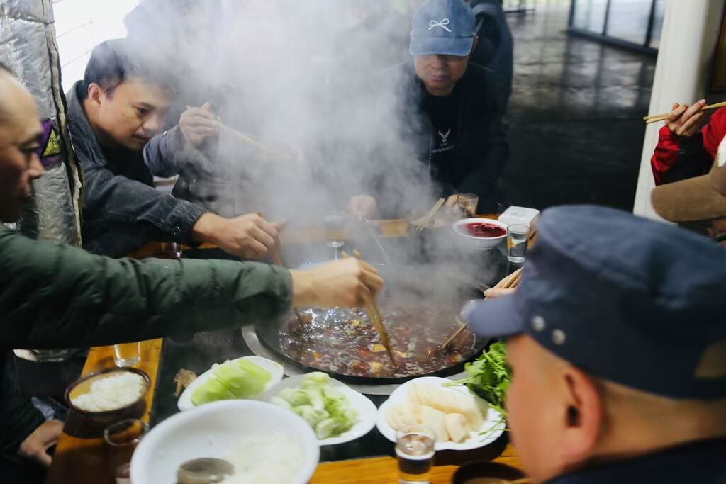 在重慶涪陵美心紅酒小鎮泡桐村游客正品嘗柴火雞。受訪者供圖