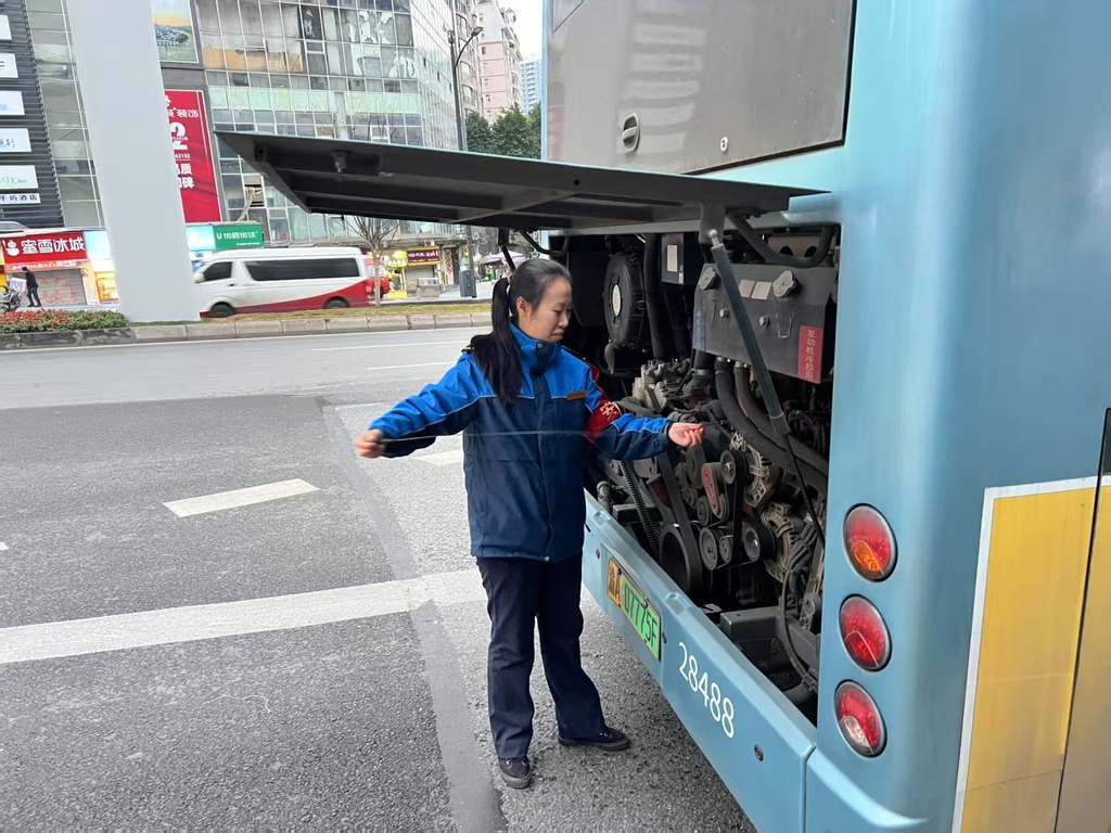 嚴德靜在檢查車輛。重慶西部公交供圖