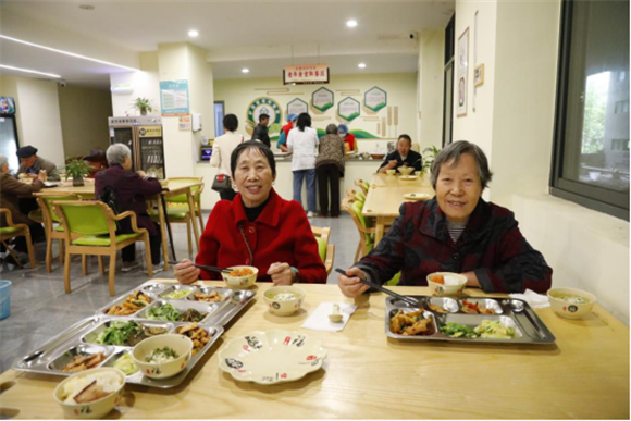 老人在老年食堂愉快用餐。代娟 摄