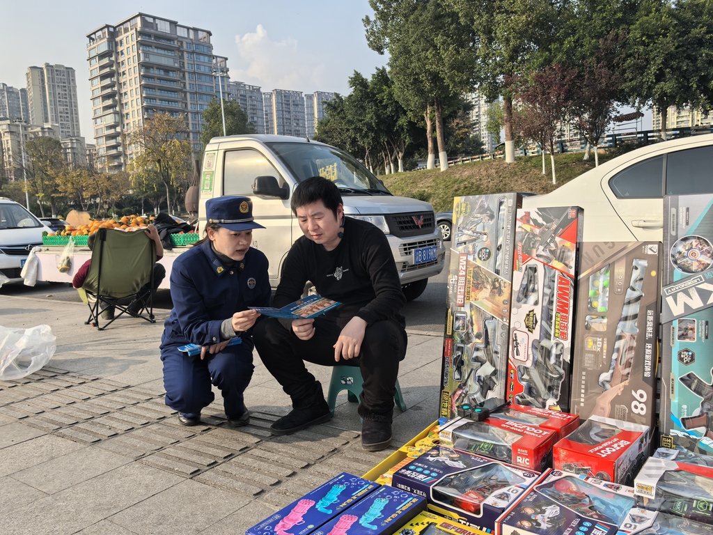 消防宣传人员走街串巷开展电动自行车消防安全宣传活动。合川区消防救援局供图