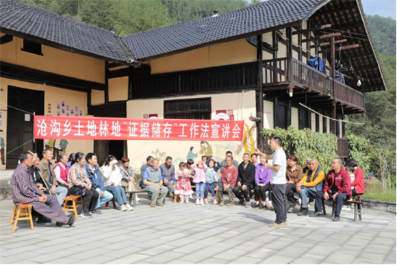 沧沟乡土地林地确权证据储存工作宣讲。杨丹 摄