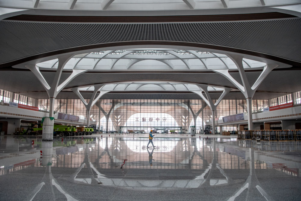 On February 8, workers passed through the construction site of the waiting hall at Chongqingdong Railway Station