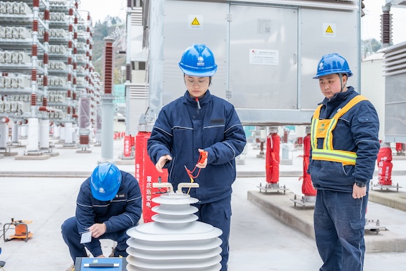 作業(yè)人員在渝北換流站交流場進(jìn)行500千伏電流互感器一次通流試驗(yàn)前接線。通訊員 曾雪 攝