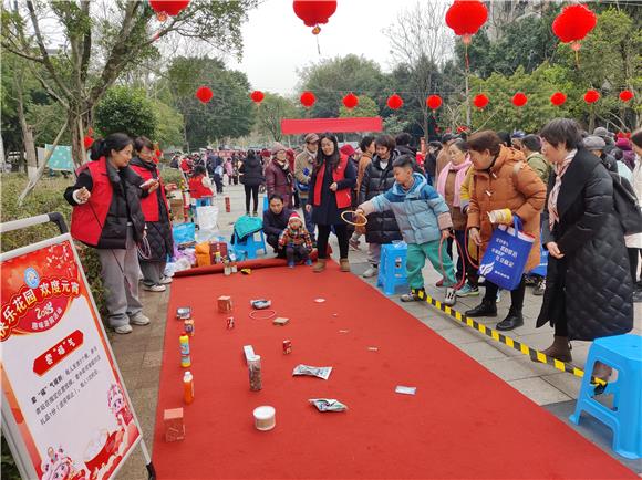 套圈游戏正在火热进行中。虎溪花园社区供图