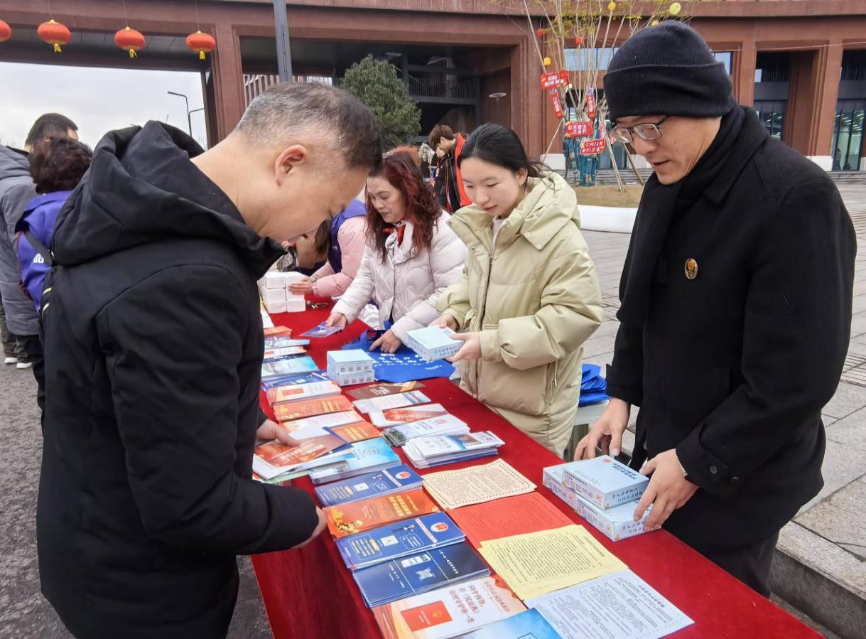 ▲群众前来咨询了解公证相关法律问题