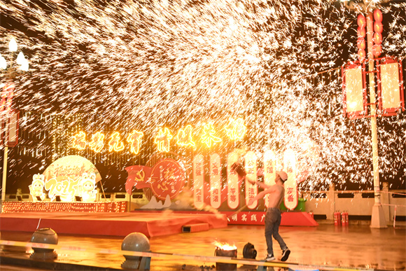 朱楊鎮(zhèn)花式“鬧”元宵打鐵水表演。江津區(qū)委宣傳部供圖 第1眼TV-華龍網(wǎng)發(fā)