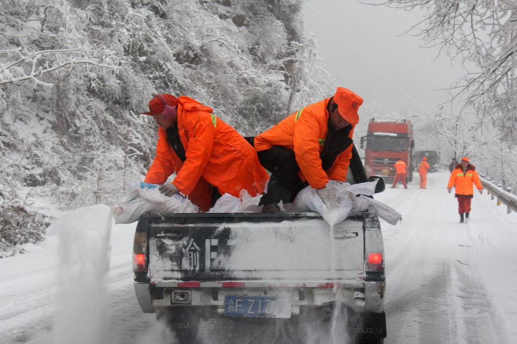 工作人员在结冰路段撒布融雪剂。城口县应急管理局供图 第1眼TV-华龙网发